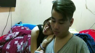 《居家摄像头破解》小伙和漂亮女友之间的私密生活被曝光 (4)