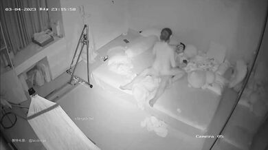 3月新流出黑客破解家庭网络摄像头偷拍性饥渴年轻媳妇老公出差回来不用自嗨了