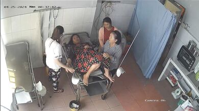 2024-4月新流出❤️黑客破解乡镇卫生院妇产科监控摄像头偷拍❤️孕妇这的医生牛叉穿着便衣就敢手术 (18)