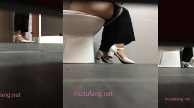 游乐场女厕青春高颜值偷拍嘘嘘系列第四集个个都是年轻貌美的妞 (2)