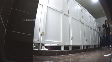 大神潜入学校女厕全景双镜头偷拍多位漂亮学妹嘘嘘B脸同步 (3)