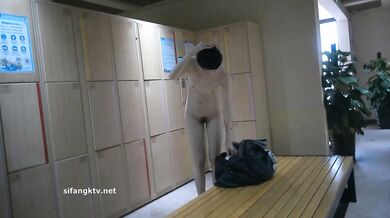 十一月最新流出大神潜入水上乐园更衣室偷拍泳客更换泳衣专盯落单的年轻好身材妹子拍