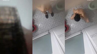 【贵在真实极限偸拍】咸湿房东在卫生间屋顶安装针孔纯上帝视角偸拍眼镜妹子日常用大盆水舀子洗澡，身材不错皮肤白嫩 (7)